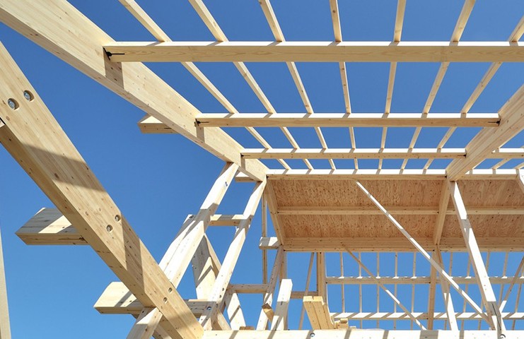 薪ストーブのあるモデルハウスで学ぶ、地震から家族を守るSE構法